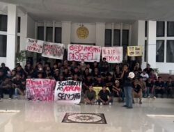 Gelar Aksi Jilid II, GMPD Kembali Gruduk dan Segel Kantor Bupati Muaro Jambi: “Jalan Rusak, Janji Busuk”